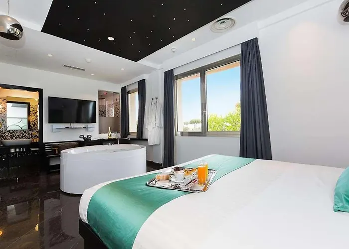 Jc Contemporary Hotel 4*