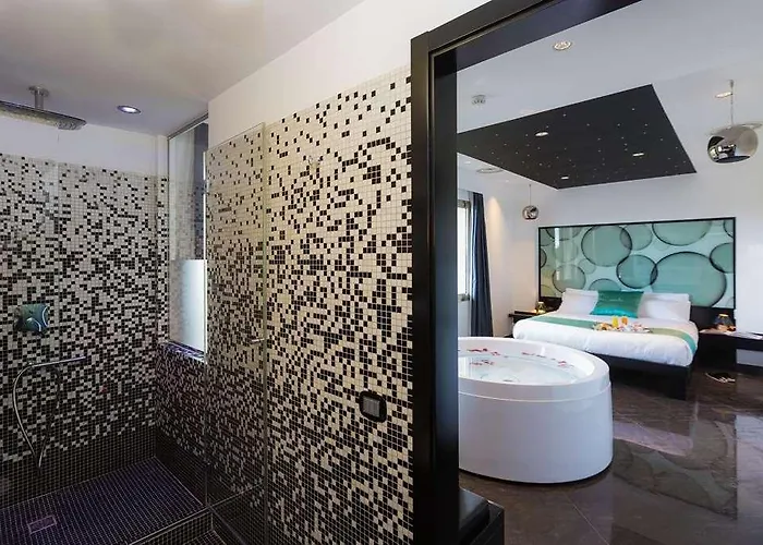 Jc Contemporary Hotel 4*