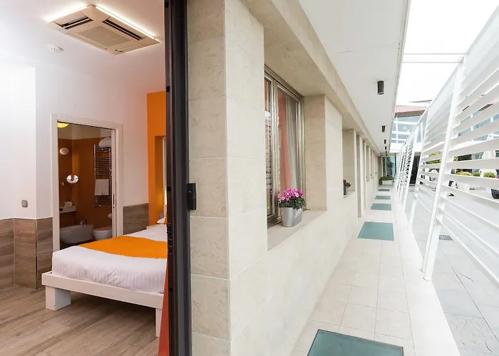 Jc Contemporary Hotel 4*