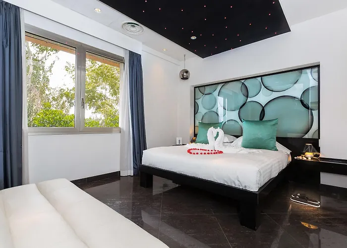 Jc Contemporary Hotel 4*